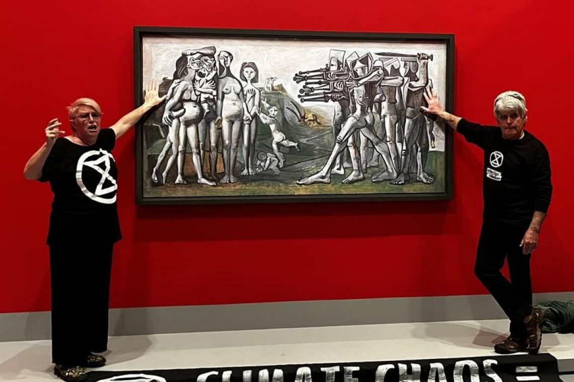 Podnebna aktivista nalepila roke na zaščitno steklo Picassove slike