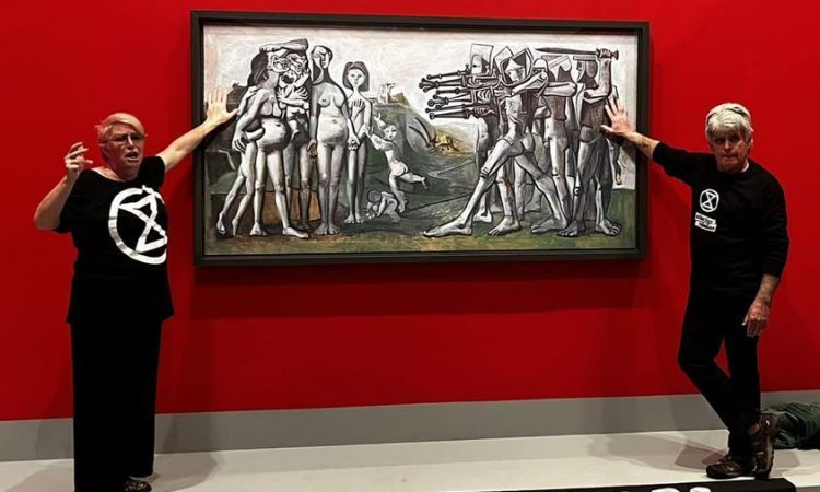 Podnebna aktivista nalepila roke na zaščitno steklo Picassove slike