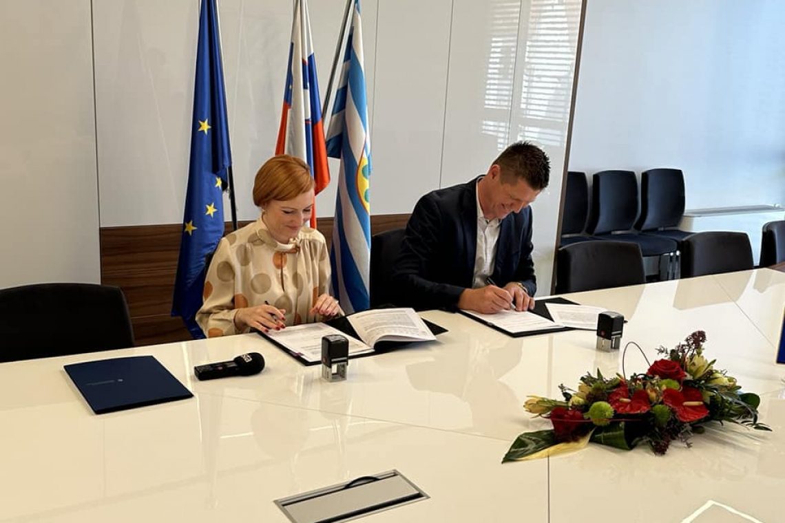 Ministrica Vrečko na Kozjanskem podpisala pogodbe za obnove gradov