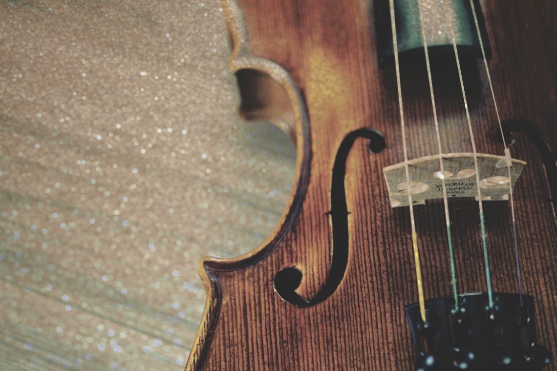 Izdelovalec violin v Severni Makedoniji v iskanju popolnega zvoka