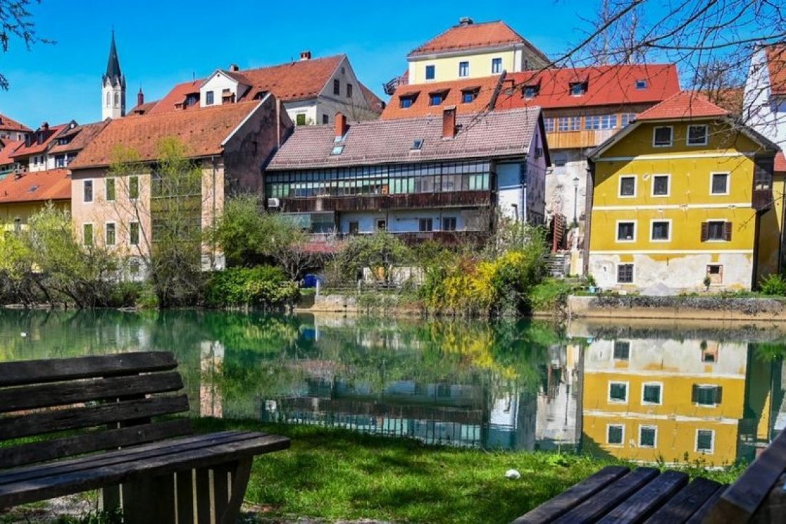 V novomeškem Bršljinu se obeta preureditev železniškega prehoda in križišč ob njem