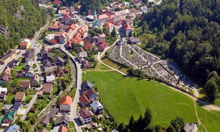 Računsko sodišče za izboljšanje poslovanja podalo priporočila občini Črna, ta izpostavlja kadrovske težave