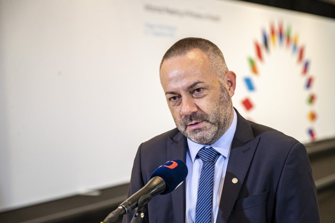Ministrstvo z izrednim upravnim nadzorom Zdravstvenega doma Ljubljana