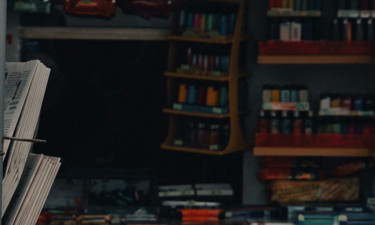 Iz kioska v Mariboru odnesel za 10.000 evrov cigaret in drugih izdelkov