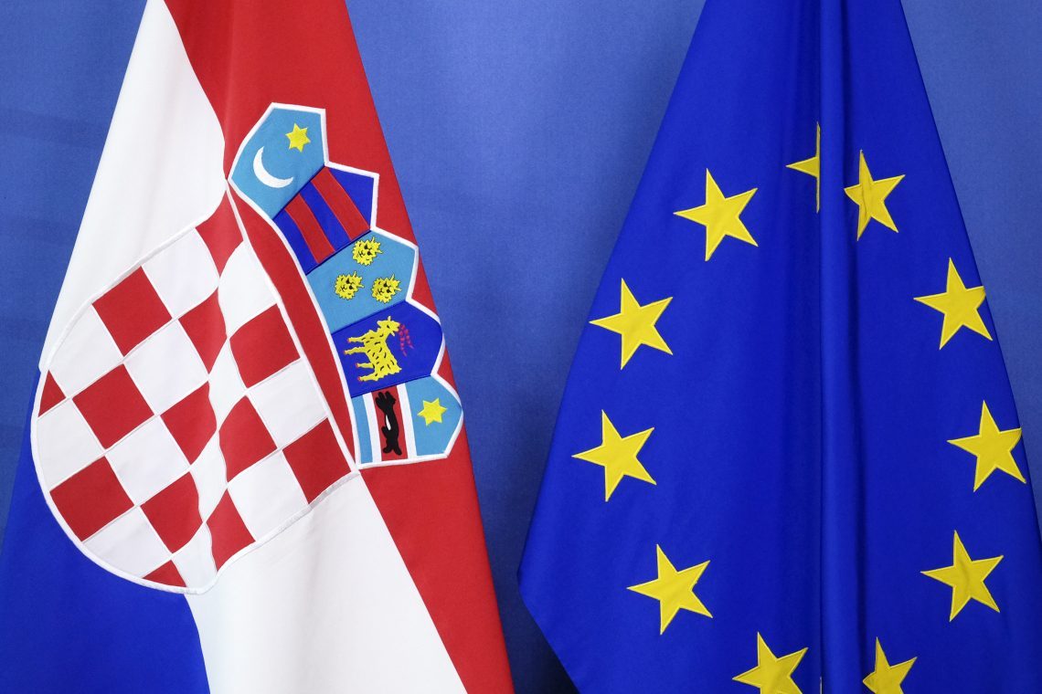 Hrvaška danes ponoči vstopa v schengen in evrsko območje