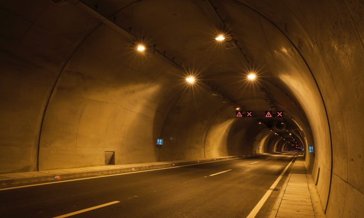 Zaradi burje pri predoru Kastelec popolna zapora primorske avtoceste v smeri Ljubljane