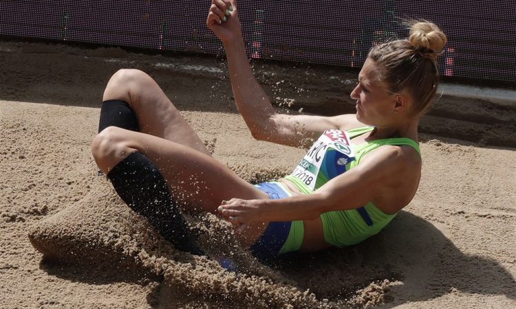 Anita Horvat zmagala z izidom sezone na svetovni seriji, Neja Filipič sedma