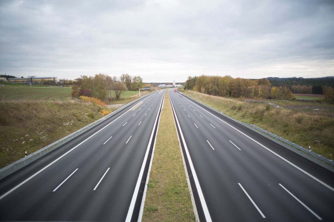Jutranjo nesrečo na pomurski avtocesti povzročil voznik avtobusa
