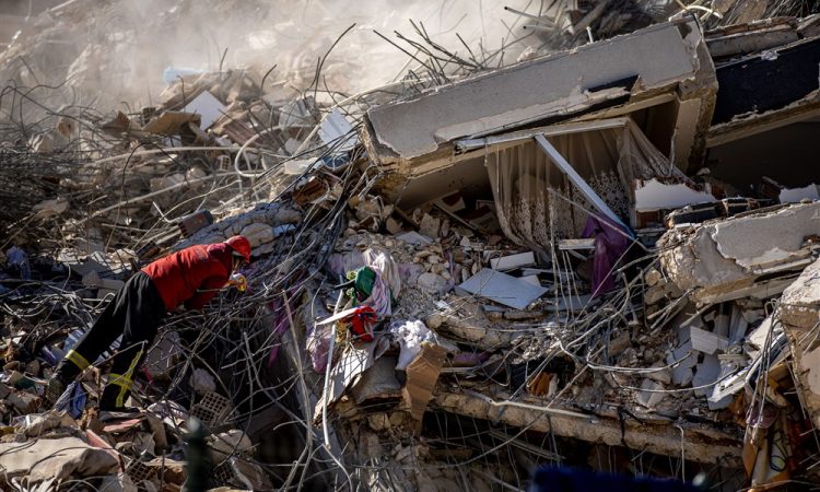 V Turčiji več kot 260 ur po potresu iz ruševin rešili tri moške