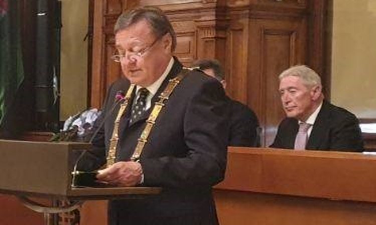 Ljubljanski svetniki o dvigu takse za obravnavo pobud, pred sejo protest