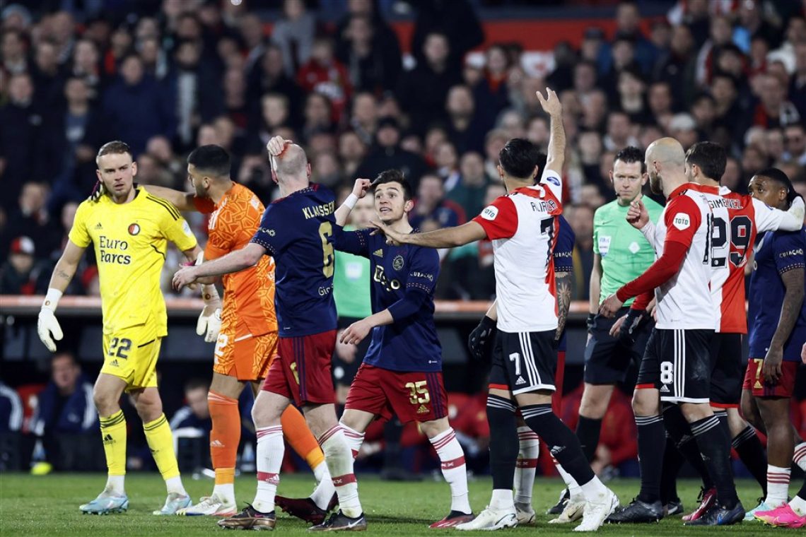 Nizozemski pokalni derbi kar dvakrat prekinjen