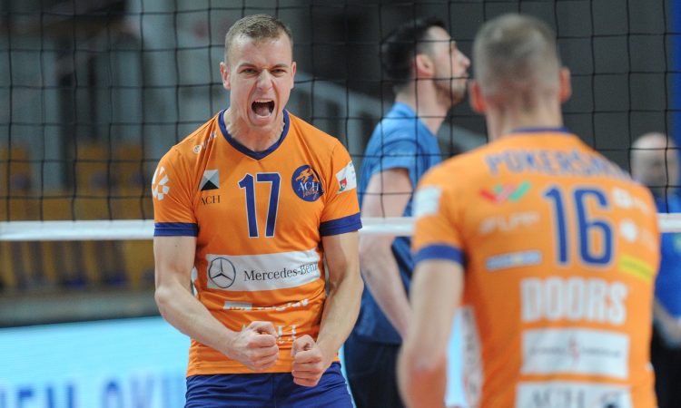 Videčnik v oranžnem gnezdu vsaj še dve leti 