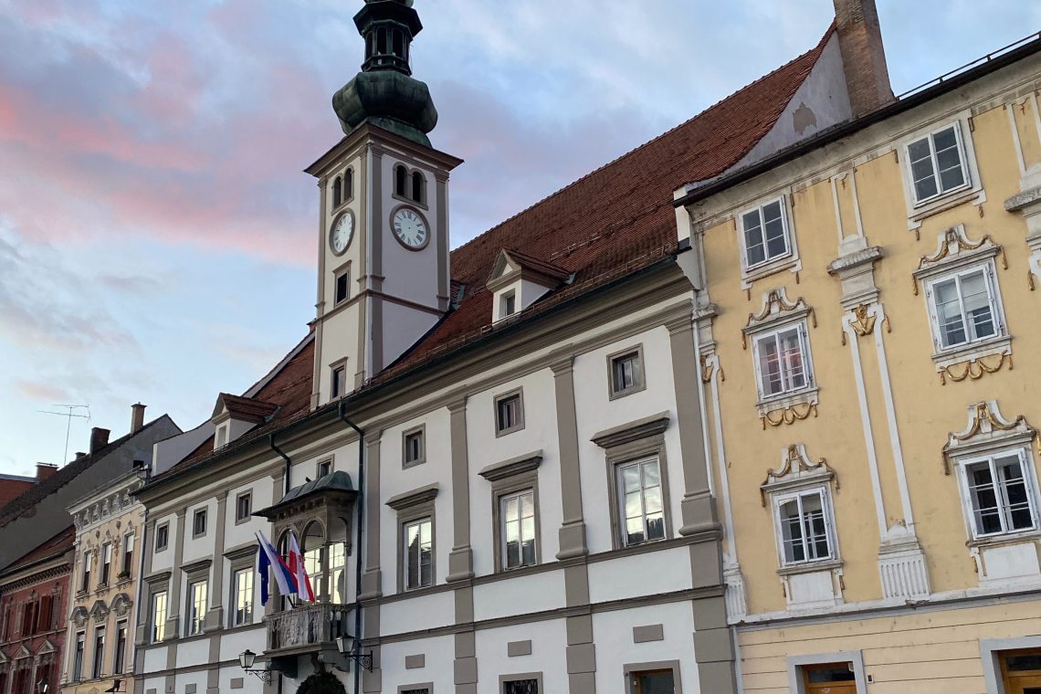 Mestni svet kljub zadržanosti nekaterih podprl načrte za gradnjo stanovanj v Dvorakovi v Mariboru