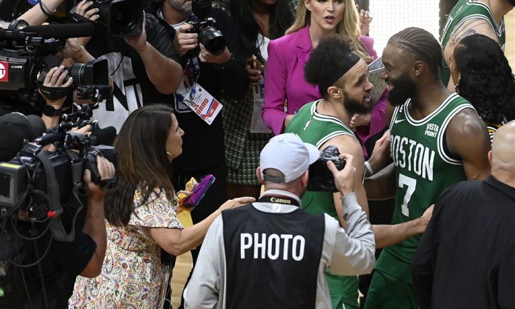 White kot strela z jasnega rešil Boston v Miamiju 