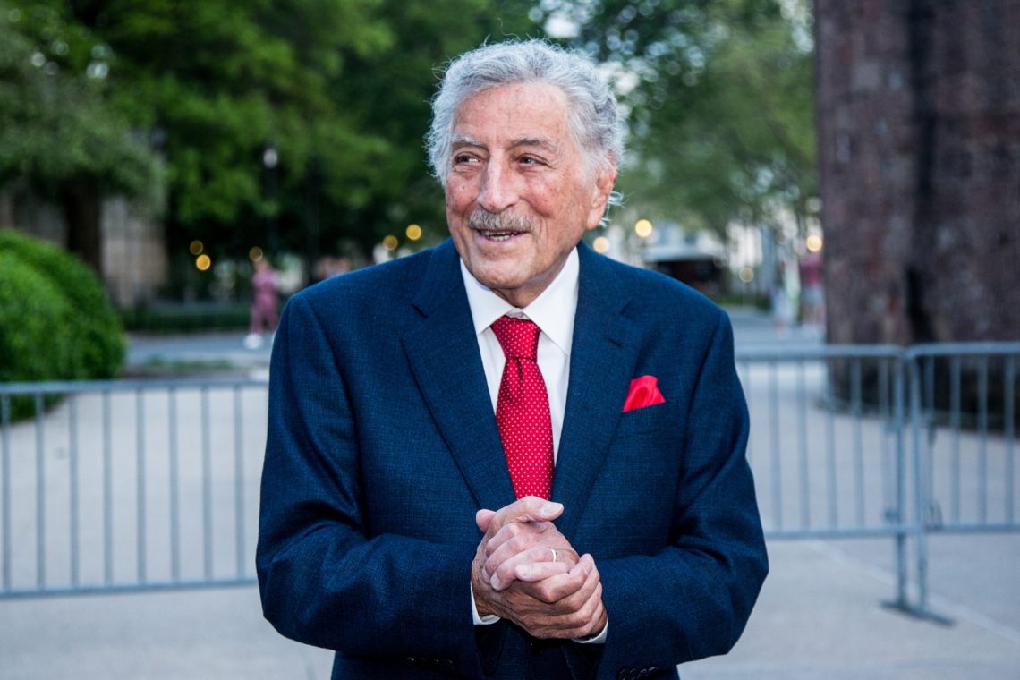V 97. letu starosti umrl legendarni pevec Tony Bennett
