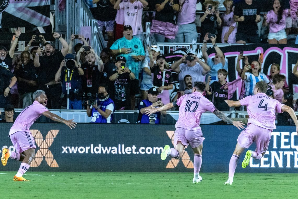 Sanjski prvenec Messija onkraj luže