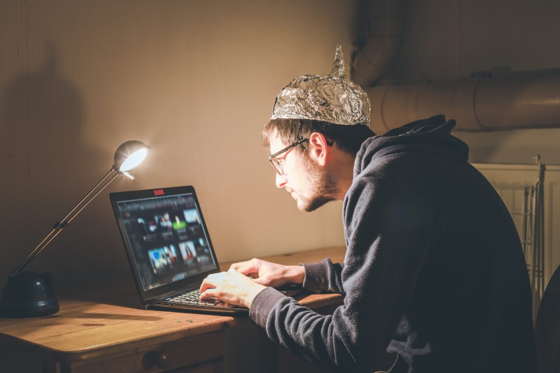 Zakaj se ljudje zatekajo k teorijam zarote?