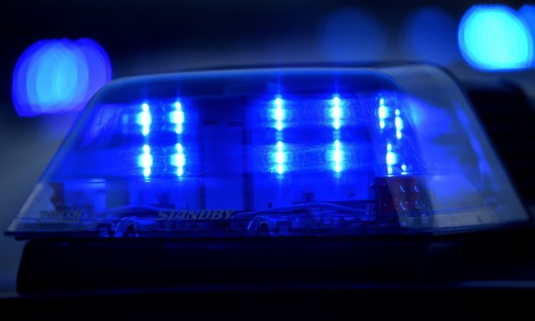 Policisti na Ptuju oboroženega moškega še vedno niso prepričali k predaji 