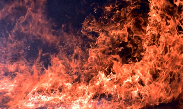 V poslovni coni Brezina se je zaradi eksplozije vnel požar