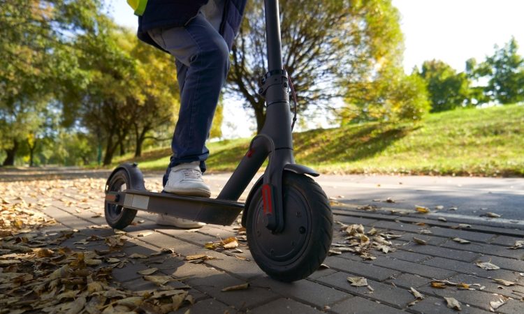 Policija išče voznico e-skiroja, ki je trčila v pešca v Šentjurju