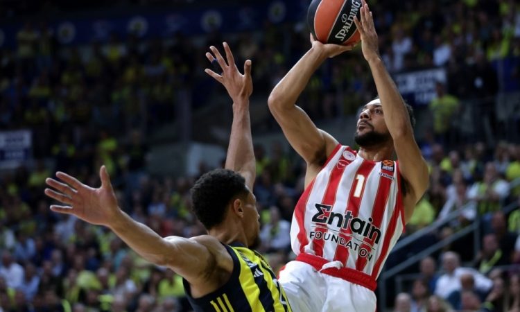 Fenerbahče dobil istanbulski derbi