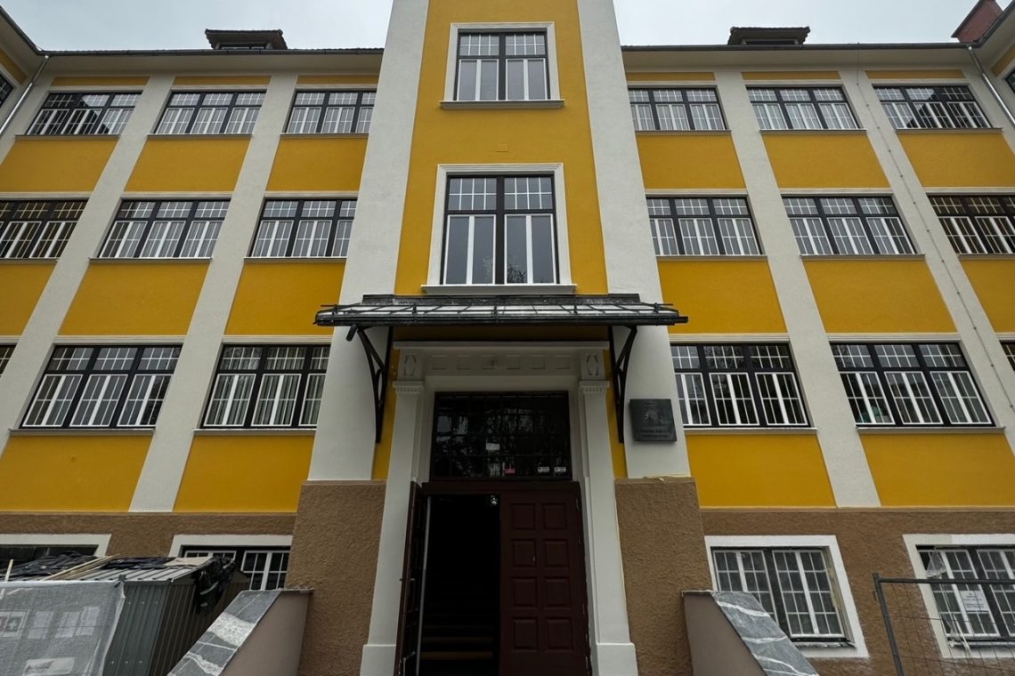  Obnova fasade na I. osnovni šoli v Celju v polnem teku