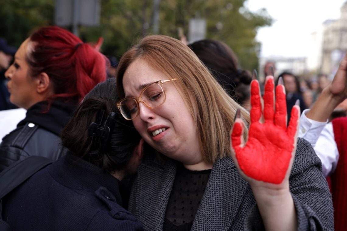 Na protestih v Novem Sadu pozivi k odstopu odgovornih in izgredi