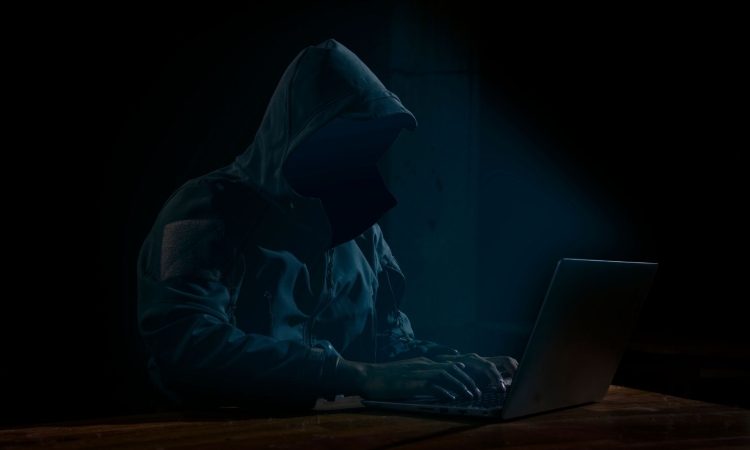 Ajdovskemu tiktokerju zaradi posedovanja otroške pornografije dve leti zapora