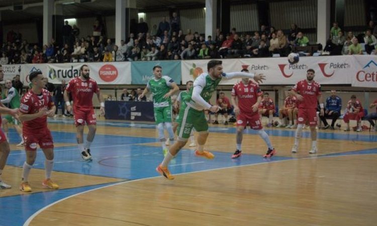 Rokometaši Krke so na prvi tekmi tretjega kroga evropskega pokala na Hrvaškem premagali Poreč s 23:21 (12:9).