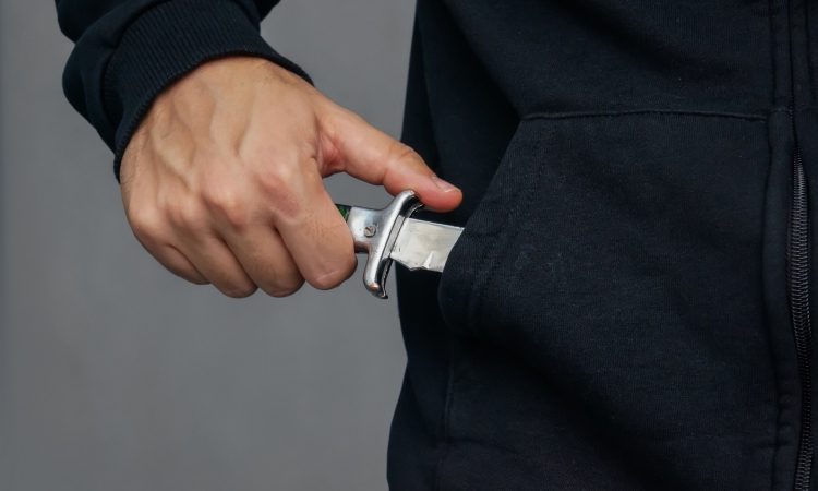 V Novem mestu 19-letnik policistu grozil z nožem, v Metliki 24-letnik napadel policista in policistko