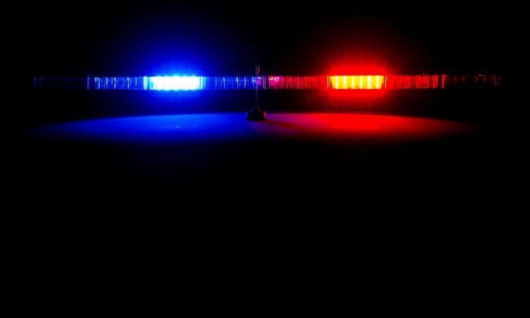 V pretepu z ostrim predmetom en moški huje, drugi lažje poškodovan