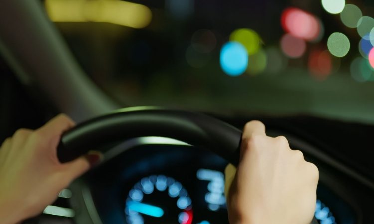 Ob prehitri vožnji oplazil 12-letnico in odpeljal