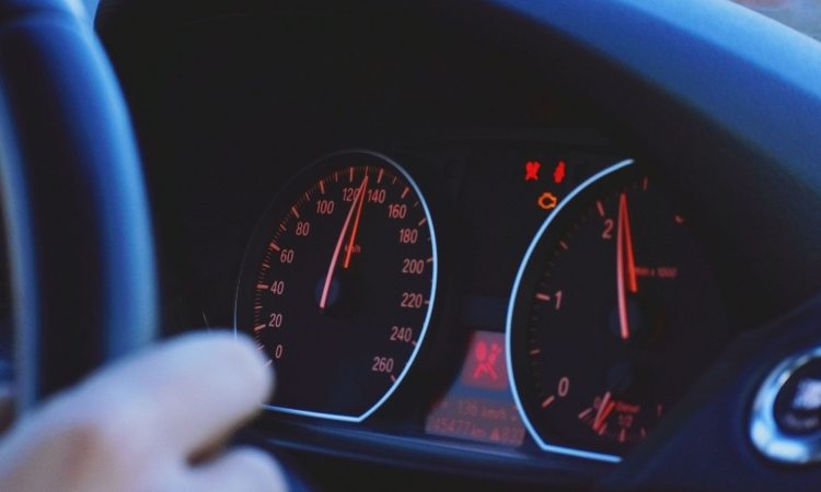 Na dolenjski avtocesti opit voznik divjal s kar 218 kilometri na uro