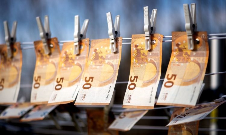 Policisti opozarjajo na goljufije pri menjavi bankovcev