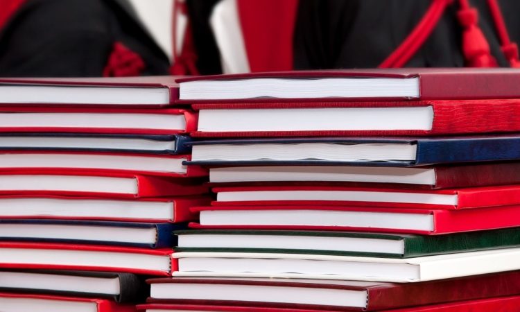 Rok za prijavo na nagradni natečaj za diplomska in raziskovalna dela o Slovencih se izteka