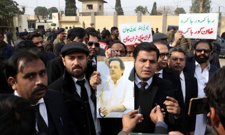 Nekdanji pakistanski premier Imran Khan obsojen na 14 let zapora