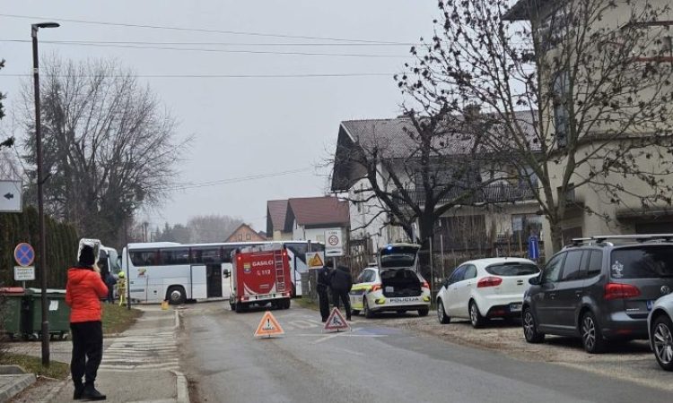 Na območju Oplotnice trčila avtobusa, za zdaj informacije o lažjih poškodbah
