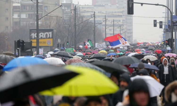 Dekle, ki je med študentsko blokado na Novem Beogradu zbilo študentko, ostaja v priporu