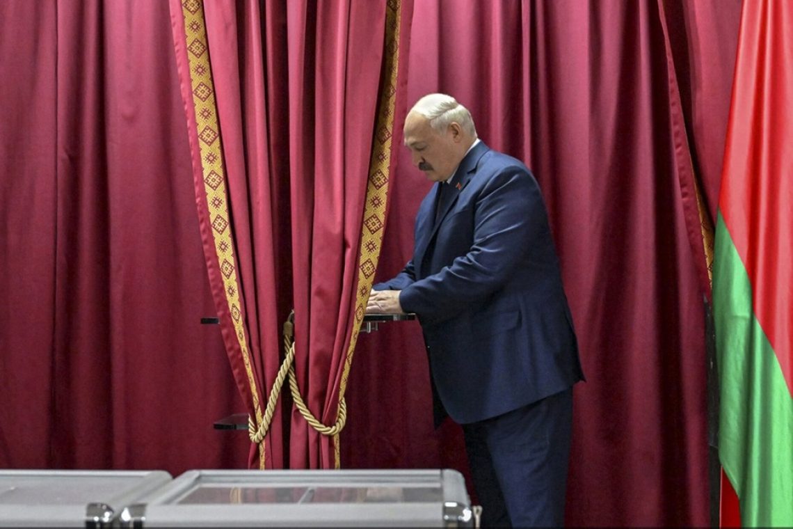 Lukašenku se po izidih vzporednih volitev obeta nov mandat