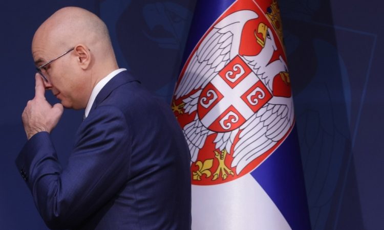V Srbiji trije meseci protestov privedli do odstopa premierja