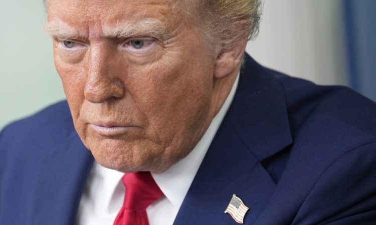 Trump za letalsko nesrečo v Washingtonu okrivil prejšnjo vlado