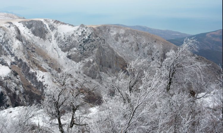 Življenje plezalca po gorski nesreči na območju Krima ogroženo