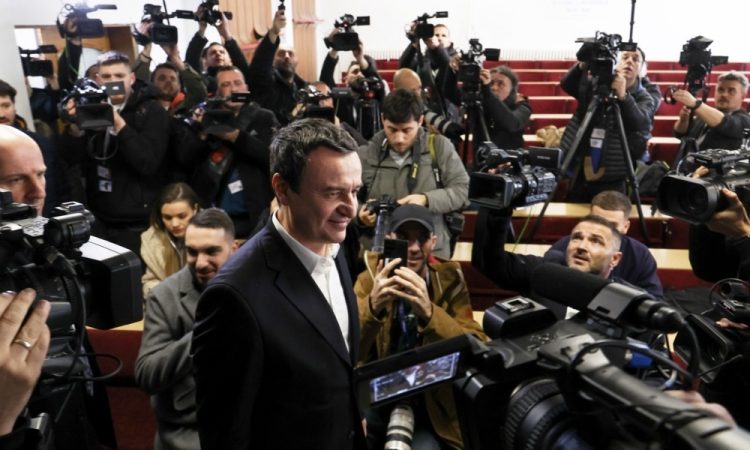 Na Kosovu po vzporednih volitvah zmaga vladajoče stranke Samoopredelitev premierja Kurtija