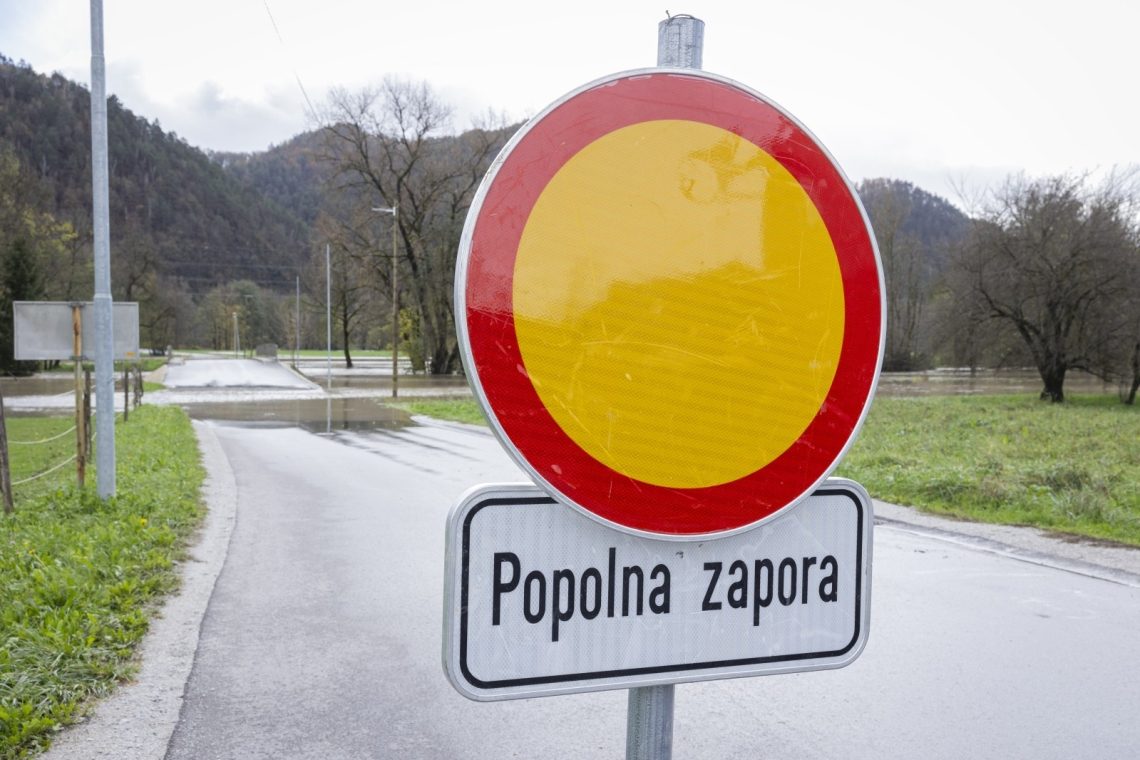 Preklicana zapora Šegove ulice v Novem mestu