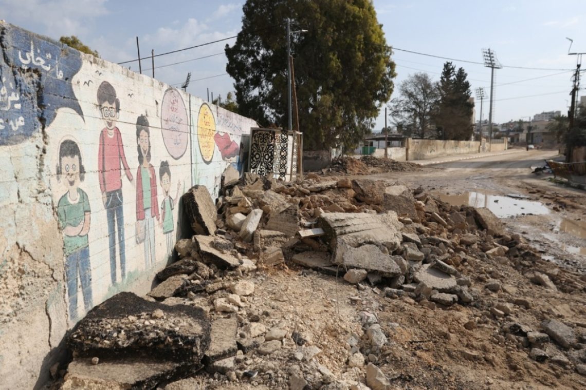 Izraelska vojska pred iztekom roka za umik z novimi napadi na Libanon