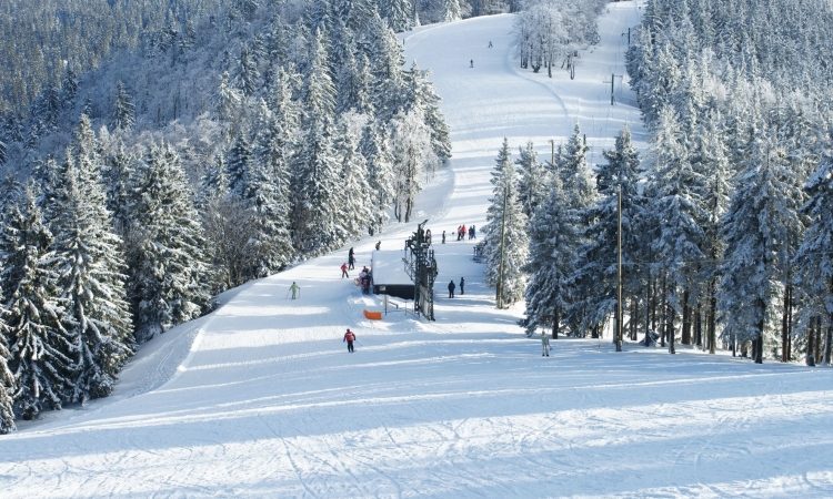 Na smučiščih Kope in Ribnica na Pohorju sta se huje poškodovala otroka