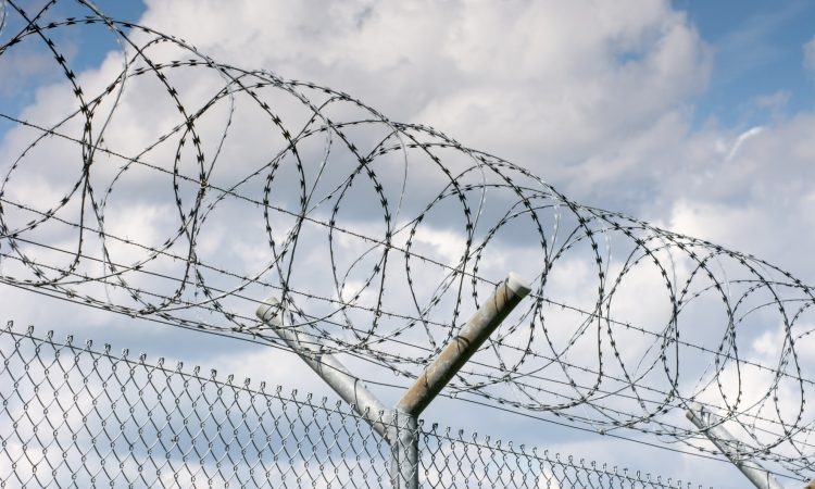 Višje sodišče nekdanjemu ravnatelju znižalo zaporno kazen