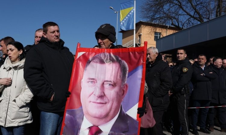 V Banjaluki zborovanje pred izrekom sodbe Dodiku
