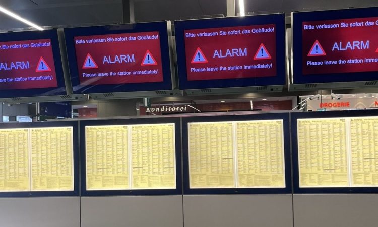 Dunajska glavna železniška postaja evakuirana zaradi grožnje