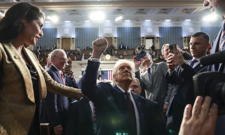 Ukrajina pripravljena na pogajanja, Trump napoveduje sporazum o redkih kovinah